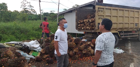 PETANI SAWIT: Ketua DPRD Seruyan saat berbincang dengan petani kelapa sawit di Dapil I dimana para petani setempat berharap bantuan bibit kelapa sawit (HENDRI EDITIA/RADAR SAMPIT)
