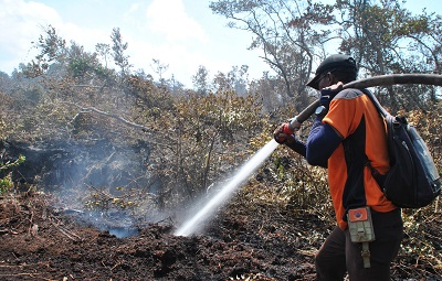 PADAMKAN KARHUTLA: Seorang petugas pemadam dari BPBD Seruyan saat penanganan karhutla di Seruyan beberapa waktu lalu. Saat ini para relawan MPA di desa butuh peralatan pendukung dna juga peningkatan kapasitas diri.