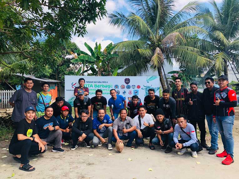 SALING BERBAGI: Komunitas Super Friends dan Bold Riders Sampit saat melaksanakan kurban bertepatan perayaan Idul Adha 1443 H