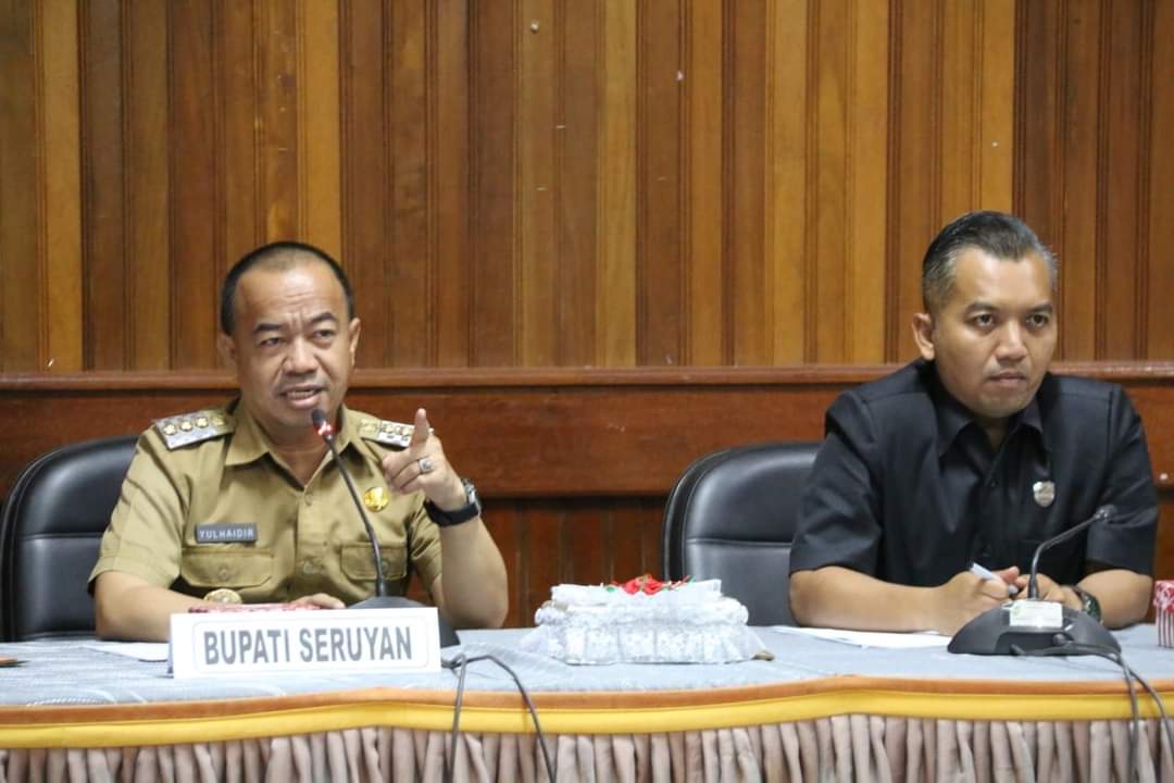 PERTAMUAN PBS: Ketua DPRD Seruyan Zuli Eko Prasetyo saat menghadiri pertemuan antara Pemkab Seruyan bersama PBS terkait harga TBS petani mandiri.
