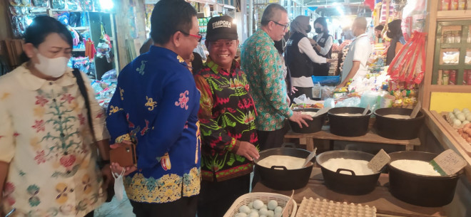 CEK LAPANGAN: Tim Dinas Perindagkop UKM Kobar saat cek kondisi bahan pangan di pasar tradisional Pangkalan Bun. (Istimewa)