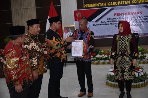 PENYERAHAN DPA 2023: Pj Bupati Kobar Anang Dirjo saat penyerahan Dokumen Pelaksanaan Anggaran Satuan Kerja Perangkat Daerah (DPA-SKPD) tahun anggaran 2023 pada Senin (2/1/2023).