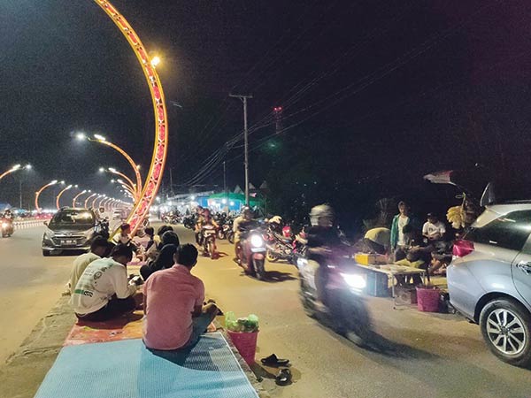RAMAI: Kawasan Terowongan Nur Mentaya Sampit ramai saat malam hari. (YUNI/RADAR SAMPIT)