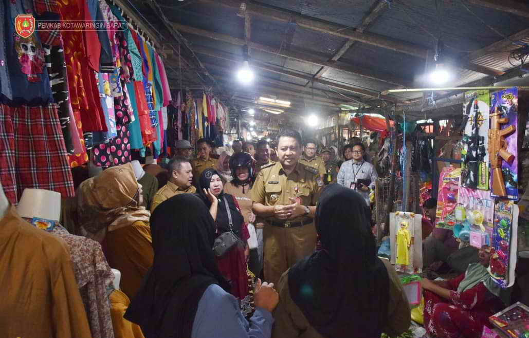 BLUSUKAN: Penjabat Bupati Kobar Budi Santosa ke Pasar Indrasari Pangkalan Bun untuk mendengarkan keluhan pedagang pakaian.