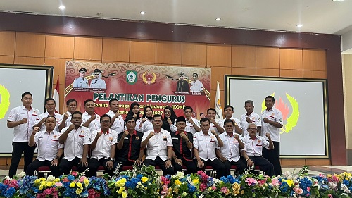 PELANTIKAN: Prosesi pelantikan pengurus KONI Kotim masa bakti 2023-2027.   KOMPAK: Pengurus KONI Kotim yang baru dilantik.   FOTO BERSAMA: Bupati Kotim Halikinnor bersama pengurus KONI Kotim, para atlet, dan tamu undangan, Senin (12/6).