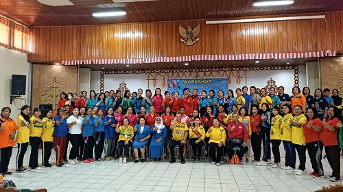 SEMANGAT: Bupati Gumas Jaya Samaya Monong dan Bunda PAUD Mimie Mariatie Jaya Samaya Monong, bersama peserta workshop senam anak bugar ceria bagi guru PAUD, di GPU Tampung Penyang, Senin (12/6).
