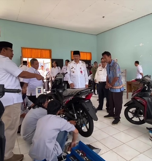 PELATIHAN : Pj Bupati Kobar Budi Santosa melihat kegiatan pelatihan bengkel di UPT BLK Kobar.