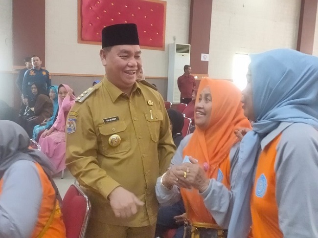 SEHAT: Para lansia bersenda gurau dengan Bupati Kotim Halikinnor, disela acara Hari Lansia ke 27, Selasa (13/6).