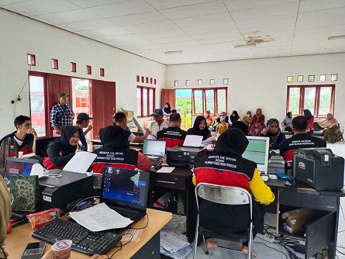 JEMPUT BOLA : Disdukcapil Seruyan melaksanakan jemput bola pelayanan administrasi penduduk di Desa Sandul, Kecamatan Batu Ampar, Kabupaten Seruyan.