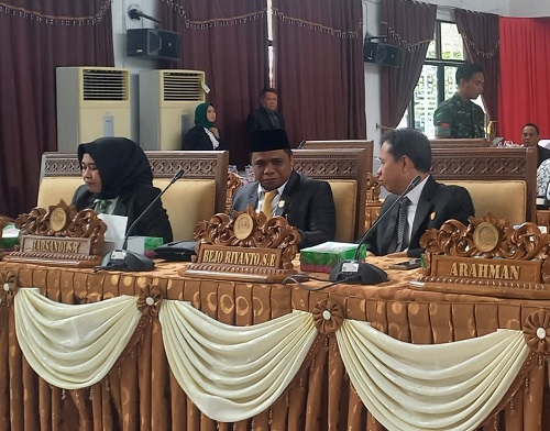 AKTIF: Anggota DPRD Seruyan Harsandi (tengah), dan dua rekannya pada saat pelaksanaan sidang paripurna belum lama tadi.