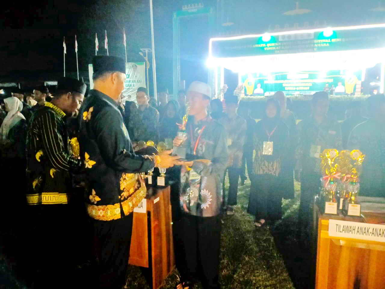 Bupati Sukamara Windu Subagio menyerahkan piala dan hadiah kepada salah satu juara lomba MTQ-STQ.