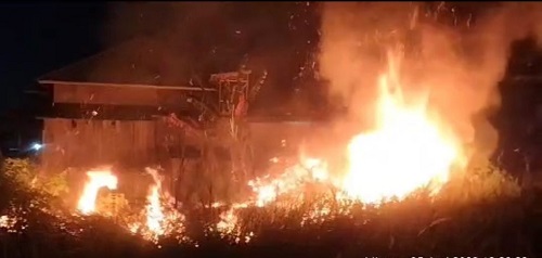 PERISTIWA : Kebakaran lahan terjadi di Jalan LKMD 1 Gang Lukdin RT 09 Kelurahan Madurejo Kecamatan Arut Selatan, Kabupaten Kotawaringin Barat, Minggu (25/6) pukul 18.20 WIB.