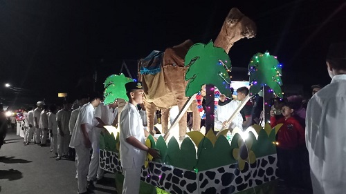 PAWAI : Para peserta pawai takbir dan tanglung menyambut Hari Raya Iduladha 1444 Hijriyah menampilkan duplikat hewan kurban dan berbagai ornamen Islami.