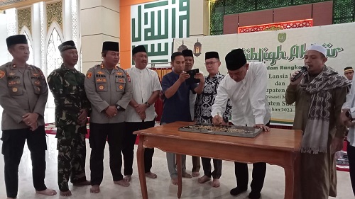 PERESMIAN: Bupati Sukamara Windu Subagio saat menandatagani prasasti nama Masjid Agung Ad Durrun Nafis.