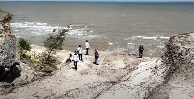 WISATA: Pantai Tanjung Selaka dengan perpaduan pantai dan topografi tebing potensial dikembangkan menjadi objek wisata