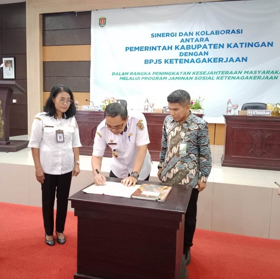 KERJASAMA : Wakil Bupati Katingan Sunardi N Litang melakukan penandatanganan perjanjian kerja sama dengan BPJS Ketenagakerjaan di Aula Bapelitbang Katingan, Rabu (23/8).