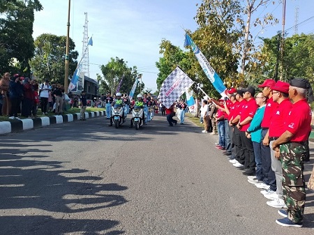 PAWAI: Bupati Sukamara Windu Subagio dan unsur Forkopimda Sukamara melepas peserta pawai pembangunan.