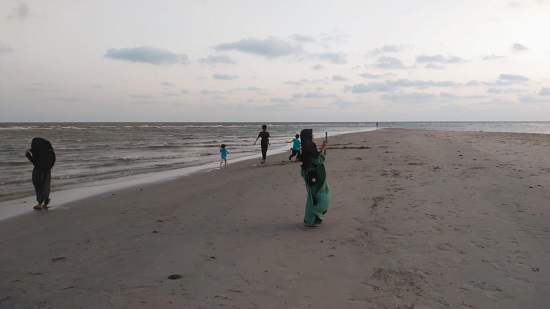 Warga saat berlibur ke pesisir pantai Sukamara saat hari libur.