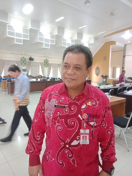 WAWANCARA : Plt Kepala Dinas Kependudukan dan Catatan Sipil (Disdukcapil) Pulang Pisau (Pulpis) Bakhzar Effendi ketika ditemui Radar Sampit.
