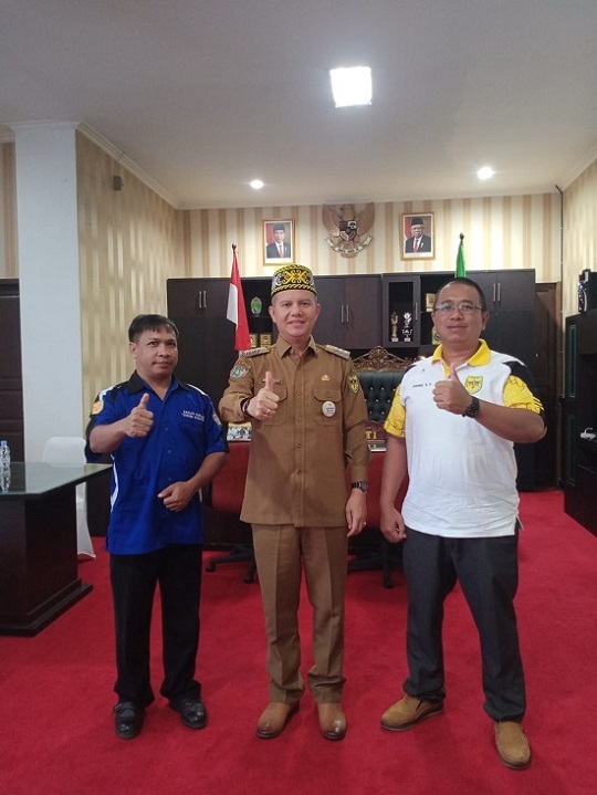 BERSAMA : Bupati Gunung Mas Jaya Samaya Monong (tengah) bersama dengan Ketua Karang Taruna Isnaini (kanan) dan Ketua Karang Taruna Kelurahan Tampang Tumbang Anjir Elia Abednego, di ruang kerjanya, Senin (11/9).