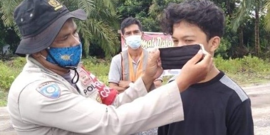 CEGAH: Kenakan masker untuk mencegah penyeberan penyakit gondongan.