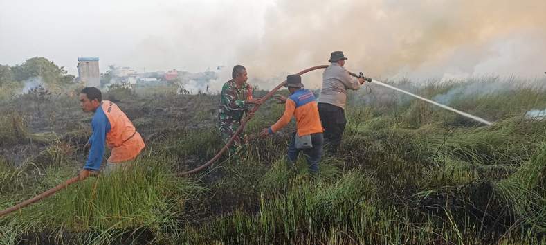 KARHUTLA: Bhabinkamtibmas, Babinsa, Masyarakat Peduli Api (MPA) saat penanganan kebakaran lahan di Raja Seberang, Sabtu (30/9/2023). (SULISTYO/RADAR PANGKALAN BUN)