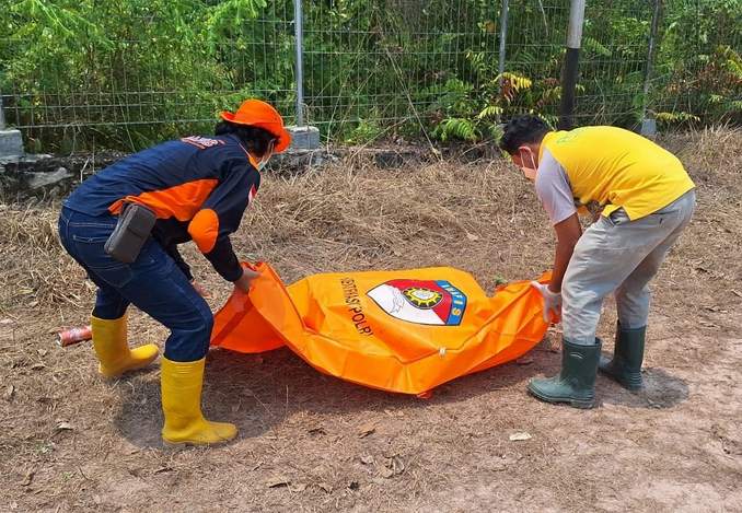 EVAKUASI : Petugas mengevakuasi temuan jasad bayi di Sungai Lamandau, Selasa (26/9/2023) lalu. (DOKUMEN/RADAR SAMPIT)