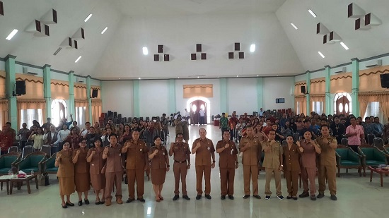 PEMBINAAN :  Asisten I Setda Gumas Lurand didampingi Kepala Disbudpar Hansli Gonak, dan kepala perangkat daerah terkait, bersama peserta diklat SDM kesenian tradisional serta bimtek pemandu wisata dan pengelola kebudayaan tahun 2023, di GPU Damang Batu, S