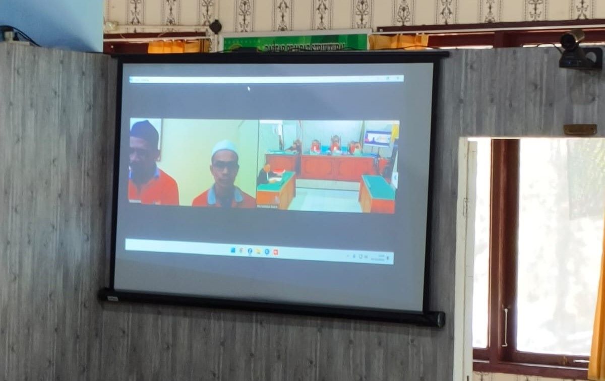 SIDANG : Dua terdakwa penambangan emas ilegal menjalani persidangan secara virtual di Pengadilan Negeri Nanga Bulik, Selasa (3/10/2023). (RIA M. ANGGREANI/RADAR SAMPIT)