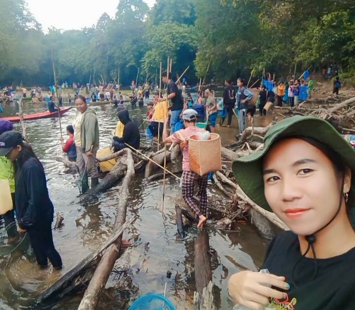 ADAT: Ratusan warga desa Toka kecamatan Bulik Timur turun ke sungai berburu ikan setelah ritual nuba baadat.