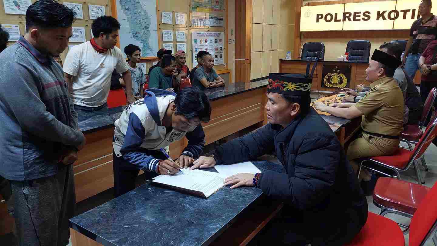 JAMINAN: Ketua DAD Kalteng Agustiar Sabran bersedia menjadi penjamin bebasnya 20 warga Desa Bangkal, Minggu (8/10/2023). (ISTIMEWA/RADAR SAMPIT)