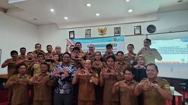 BERSAMA : Bupati Gumas Jaya Samaya Monong yang diwakili oleh Asisten I Setda Lurand dan Sekretaris DPU Bambang Jaya, berfoto bersama dengan para peserta FGD II RDTR dan KLHS RDTR Perkotaan Rungan tahun 2023, Rabu (11/10).