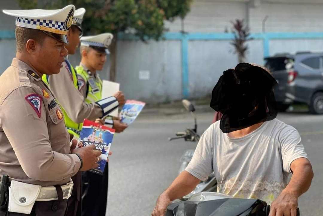 EDUKASI: Pengendara sepeda motor yang melintas di jalan raya di Kecamatan Kumai dihentikan oleh Satlantas, belum lama ini. (ISTIMEWA/RADAR PANGKALAN BUN)
