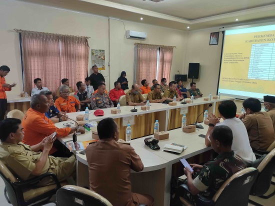 Rapat evaluasi status tanggap darurat bencana kebakaran hutan dan lahan (karhutla) di Gedung Pusdalops Kantor BPBD Kotim, Senin (16/10).