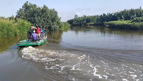 PENYEBERANGAN:  Sejumlah warga saat menyeberang menggunakan perahu mesin dari Jelai Kalteng menuju Natai Kuini Kalbar.