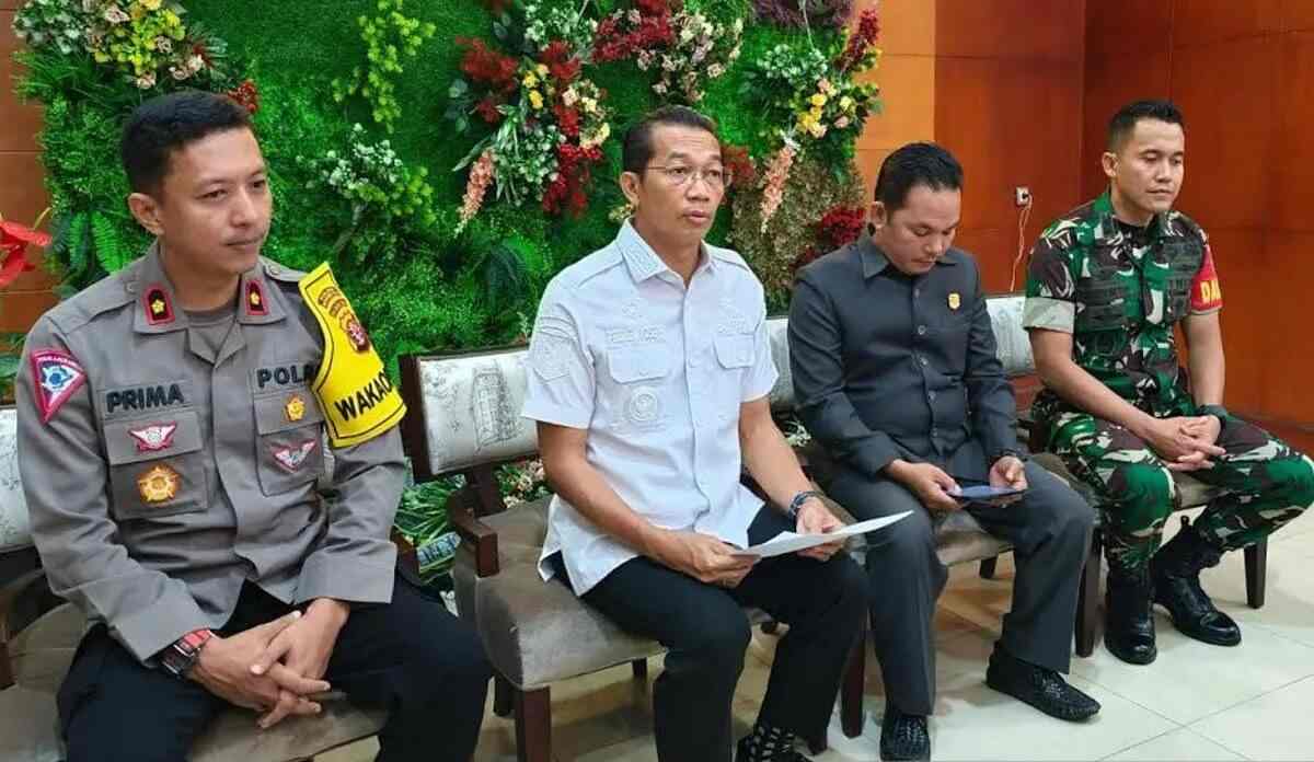 JUMPA PERS : Bupati Murung Raya Perdie M Yoseph (baju putih) didampingi Wakil Ketua II DPRD Murung Raya Rahmanto Muhidin, Dandim 1013 Mtw Letkol Inf Agussalim Tuo dan Wakapolres Murung Raya Kompol Syamsurizal Prima saat konferensi pers di rumah jabatan bu