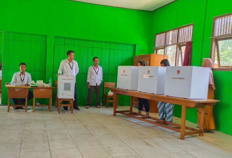 PILKADES SERENTAK: Proses pemungutan suara disalah satu TPS yang ada di Desa Amin Jaya Kecamatan Pangkalan Banteng Kamis (26/10/2023) (slamet harmoko/ prokal.co)