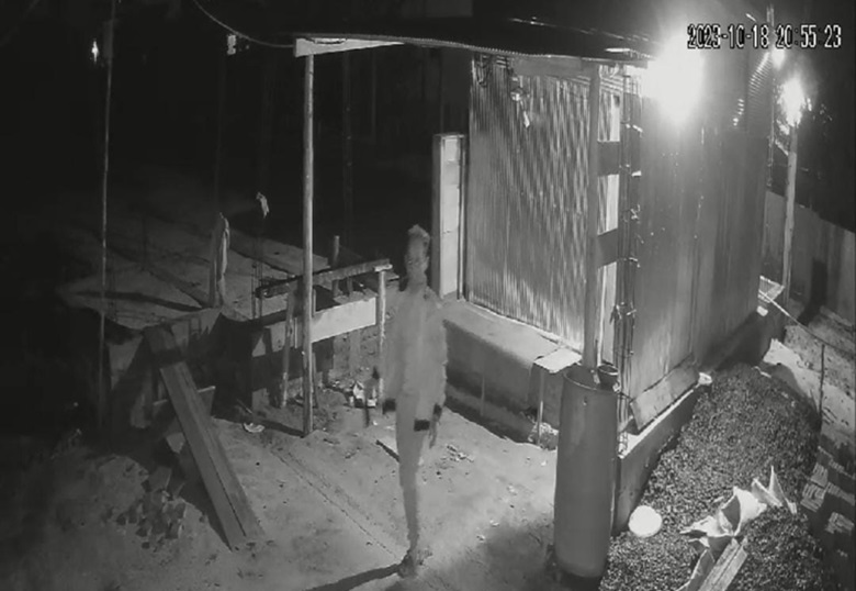 TERDUGA PENCURI : Seorang pria tertangkap kamera pengawas CCTV saat melancarkan aksi jahat, melakukan pencurian di rumah warga Jalan Tidar II, Baamang, Sampit, belum lama tadi.