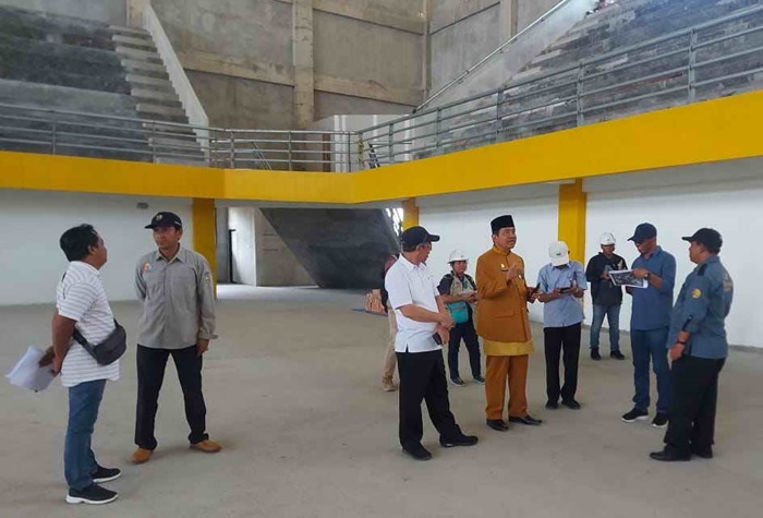 GELANGGANG OLAHRAGA: Penjabat Bupati Kobar Budi Santosa bersama sejumlah kepala dinas meninjau GOR Sport Center Pangeran Ratu Alamsyah, Sabtu (28/10/2023).