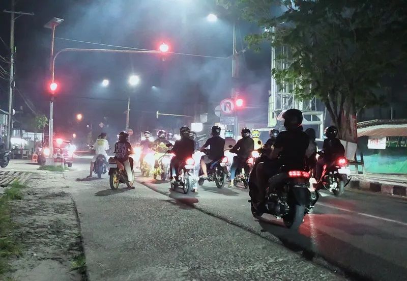 MERESAHKAN: Beberapa pembalap liar bercampur dengan pengguna lalulintas di Jalan Ahmad Yani, Kelurahan Baru, simpang sempat Hastarini, Sabtu, (28/10/2023) pukul 22.40 WIB. (SULISTYO/RADAR PANGKALAN BUN)