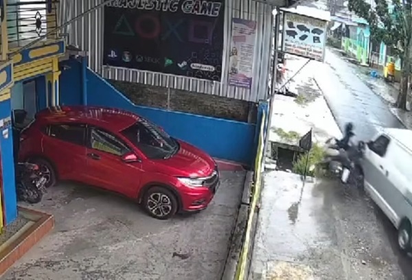 DIDUGA SENGAJA: Tangkapan layar tabrak lari di Jalan Haji Ahmad, Kecamatan Mentawa Baru Ketapang, Sampit, Selasa (31/10/2023). (ISTIMEWA/RADAR SAMPIT)