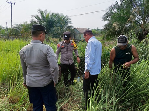 DIDUGA DIBUANG: Petugas kepolisian saat olah TKP di lokasi penemuan anak di Jalan Ir Soekarno, Sampit. Tampak pula Wabup Kotim Irawati menggendong anak tersebut saat dalam perawatan, Rabu (1/11/2023). (ISTIMEWA/RADAR SAMPIT)