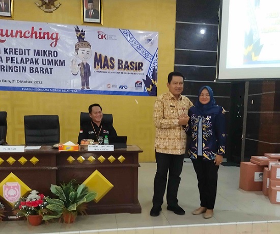 KREDIT: Penjabat Bupati Kobar Budi Santosa menyapa pelaku UMKM saat launching produk BPR Marunting Sejahtera baru baru ini.