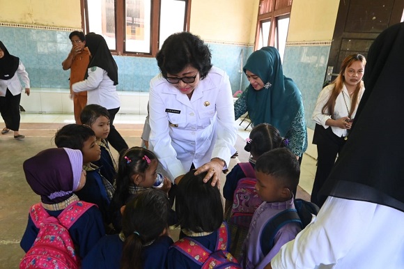 KESEHATAN: Pj Bupati Lamandau Lilis Suriani menyerahkan bantuan percepatan penurunan angka stunting di Desa Sungai Mentawa, Rabu (08/11).