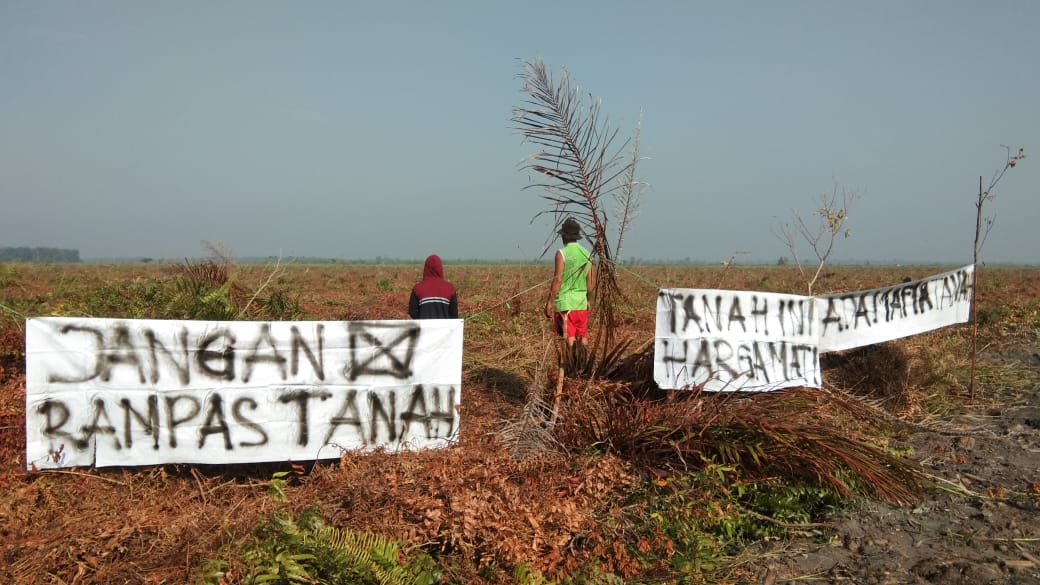 PERTAHANKAN LAHAN: Aksi warga yang protes terhadap penggarapan di atas lahan miliknya. (ISTIMEWA/RADAR SAMPIT)