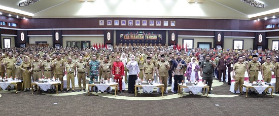 BERSINERGI: Gubernur Kalimantan Tengah Sugianto Sabran dan jajaran pejabat pemerintahan di Kalteng saat rapat koordinasi (Rakor) penyelenggaraan pemerintahan desa di aula Jayang Tingang, Lantai II Kantor Gubernur, Senin (13/11).