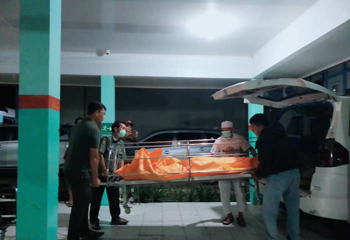 EVAKUASI: Korban dan pelaku pembunuhan di atas KM Awu saat dievakuasi ke kamar jenazah RSUD Sultan Imanuddin Pangkalan Bun, Rabu (15/11/2023). (KOKO SULISTYO/RADAR SAMPIT)