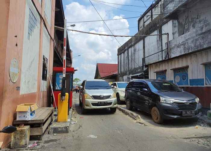 PROYEK GAGAL: Portal parkir elektronik di kawasan PPM jadi proyek gagal yang berujung pada kerugian negara. Pengelolaan parkir di kawasan itu kembali dilakukan secara manual, Sabtu (11/11/2023). (HENY/RADAR SAMPIT)