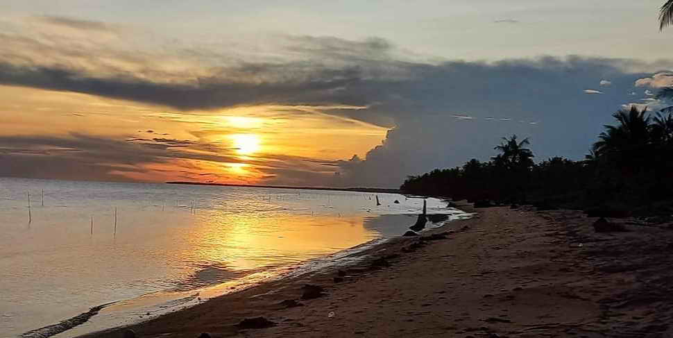 WISATA ALAM: Suasana senja di salah satu pantai di Pantai Sebuai Barat belum lama ini. (A Yani For Radar Sampit)