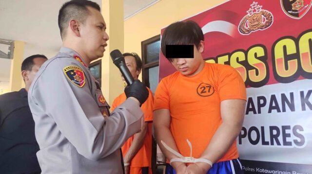 KONFERENSI PERS : Kapolres Kobar AKBP Bayu Wicaksono menginterogasi tersangka FS (16) saat dihadirkan dalam konferensi pers di Mapolres Kobar, Selasa (21/11/2023). (SULISTYO/RADAR PANGKALAN BUN)